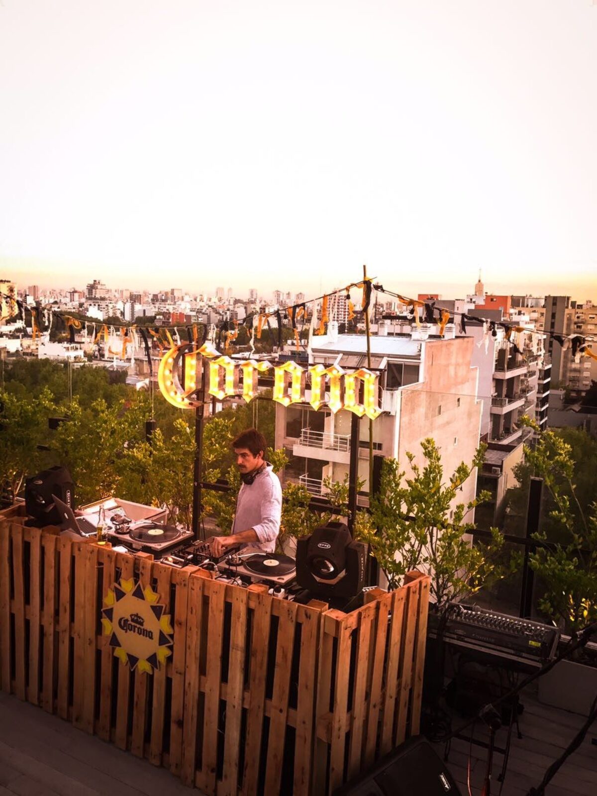 DJ set en rooftop con vista a la ciudad de Buenos Aires durante activación de marca al atardecer