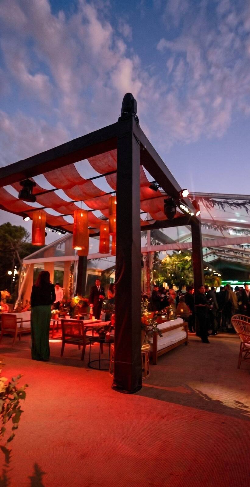 Carpa cristal con verde colgante y barra en casamiento al aire libre en Buenos Aires